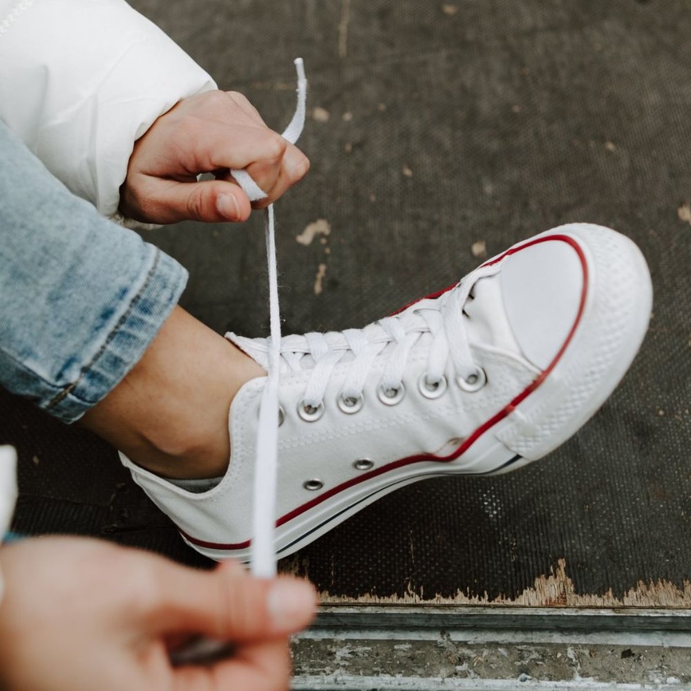 CONVERSE low tops, size 6, never worn, super cute 💕